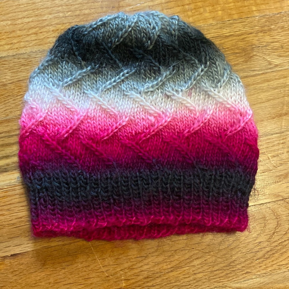 Child’s/teen’s warm beanie, hand knit in zigzag design, never worn